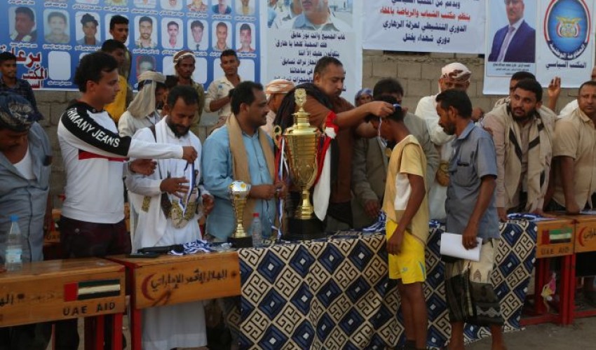 الزحزوح يكرم الفائزين ببطولة دوري شهداء يختل لكرة القدم في ريف المخا
